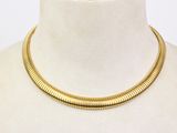 gros plan d'un collier en or sur un mannequin