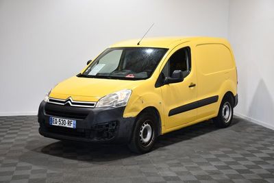 une camionnette jaune Citrole garée dans une pièce blanche au sol à carreaux
