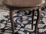 une photo d'une table dans une pièce avec un tapis bleu