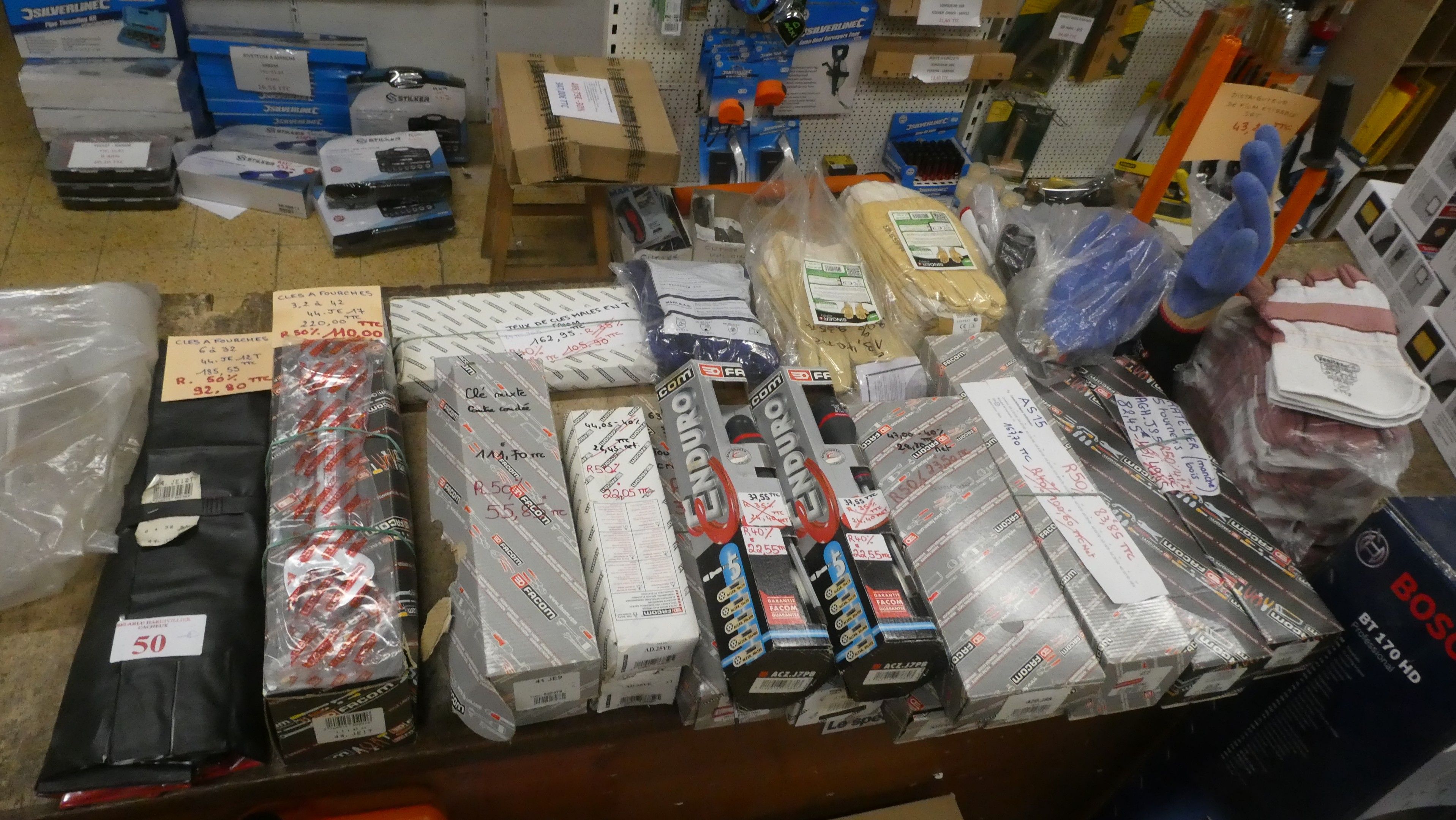 - 1 Lot FACOM comprenant clés, pinces, coffrets