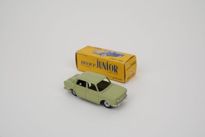 une image représentant une petite voiture verte à côté d'une boîte jaune