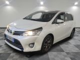 La Toyota Yaris est garée dans une salle blanche dont le sol est à carreaux.