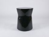 un tabouret noir posé sur une surface blanche