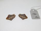 une paire de boucles d'oreilles ornées d'or et de diamants