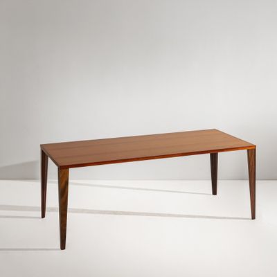 une image représentant une table en bois posée sur une surface blanche