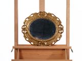 un miroir posé sur une étagère en bois
