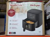 un carton contenant une friteuse à air chaud posé sur une étagère