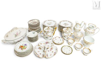 de nombreux modèles différents d'assiettes, de tasses et de soucoupes en porcelaine