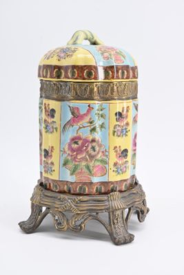 une boîte décorative ornée d'un oiseau, posée sur un socle