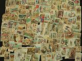 une grande collection de cartes postales anciennes posée sur une table