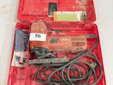 une boîte à outils rouge avec des outils sur une table