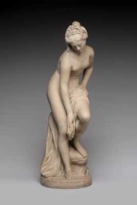 une image représentant une statue d'une femme penchée en avant, les mains posées sur les genoux