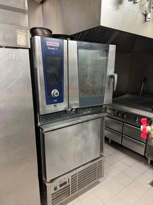 une grande cuisine professionnelle équipée d'appareils électroménagers en acier inoxydable