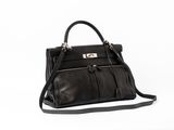 sac à main en cuir noir sur fond blanc, avec une zone de découpe pour le texte