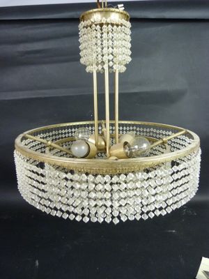 un gros plan d'un lustre orné de perles