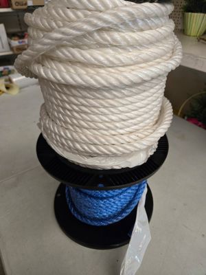 un gros plan sur une bobine de corde blanche posée sur une table