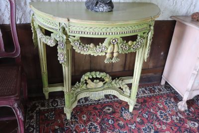 a table with a vase on top of it in a room