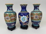 trois vases posés sur une table