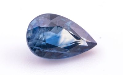gros plan d'un saphir bleu sur une surface blanche
