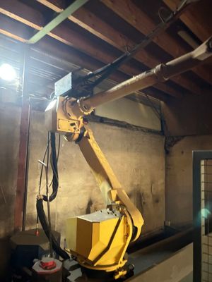 une grue qui se trouve dans une pièce éclairée