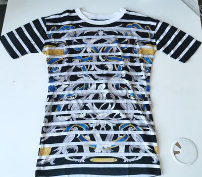 une photo d'un t-shirt orné d'un motif