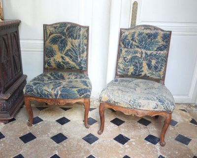 deux chaises assises l'une à côté de l'autre sur un sol carrelé