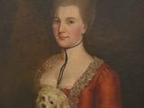 portrait d'une femme en robe rouge tenant un chien dans ses bras