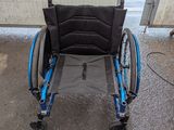un fauteuil roulant garé dans un garage