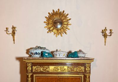 une petite armoire surmontée d'un miroir