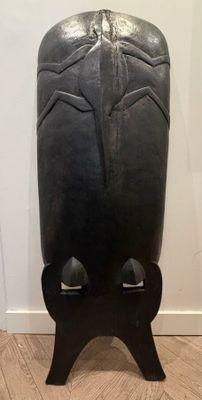an image of a black vase sitting on top of a wooden table