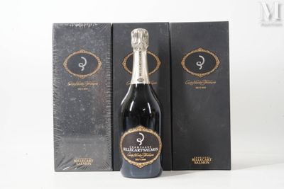 une image représentant une bouteille de champagne à côté d'une boîte noire