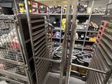 une photo d'un grand rayonnage métallique dans un magasin