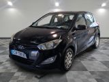la photo d'une voiture noire garée dans un garage