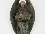 statue d'un ange tenant un éventail sur fond blanc