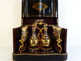 une table noire et dorée sur laquelle sont disposés des verres à vin