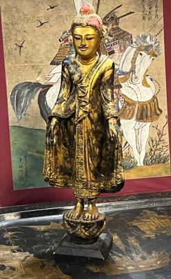 Bouddha en bois laqué doré et polychromé (quelques éclats et…