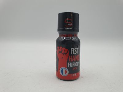 un gros plan d'une bouteille contenant un liquide rouge posée sur une surface blanche