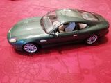 une voiture jouet posée sur une table