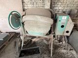 une bétonnière posée dans un coin d'une pièce