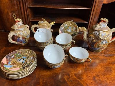 de nombreuses tasses à thé et à café ainsi que des soucoupes de toutes sortes sur la table