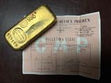 une pièce d'or posée sur une feuille de papier