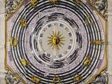 une photo d'un foulard carré sur lequel figure une horloge