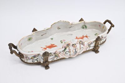 un plateau décoratif orné d'un motif de poisson