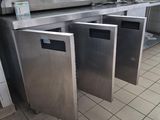 deux poubelles en acier inoxydable au milieu d'une cuisine