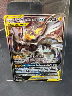 un gros plan d'une carte Pokémon dans une boîte transparente