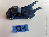 une petite voiture bleue sur laquelle est posé une chauve-souris