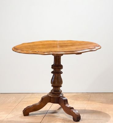 une photo d'une table en bois avec un plateau en bois