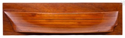 un bol en bois posé sur une table, sur fond blanc