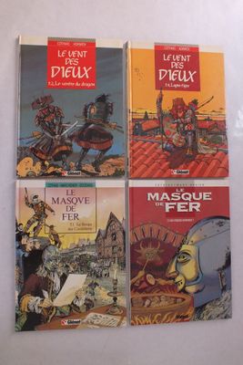 trois livres posés sur une table, sur fond blanc