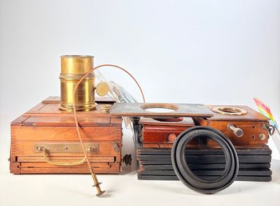 un vieil appareil photo et quelques autres objets posés sur une table